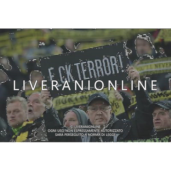 firo : 12.04.2017, Fu§ball, 1.Bundesliga, Saison 2016/2017 UEFA, Champions League, CL, CHL, Viertelfinale, Hinspiel, BVB, Borussia Dortmund - AS Monaco, BVB Fan mit Plakat Fuck terror - striscioni dei tifosi contro il terrorismo $worldrights,Es gelten unsere AGB, einsehbar auf www.firosportphoto.de, copyright by firo sportphoto: Coesfelder Str. 207 D-48249 DŸlmen www.firosportphoto.de mail@firosportphoto.de (V o l k s b a n k B o c h u m - W i t t e n ) BLZ.: 430 601 29 Kt. Nr.: 341 117 100 Tel:Ê +49-2594-9916004 Fax:Ê+49-2594-9916005 / AGENZIA ALDO LIVERANI SAS - ITALY ONLY EDITORIAL USE ONLY