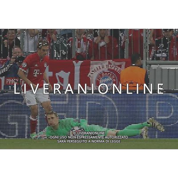 firo Fu§ball, Fussball, 12.04.2017 Uefa Champions League, CL Saison 2016/2017 Viertelfinale, Hinspiel FCB FC Bayern MŸnchen Muenchen - Real Madrid 1:2 FCB Torwart TorhŸter Goalkeeper Manuel Neuer, FCB Philipp Lahm, Parade, Rettung, Rettungstat $worldrights Es gelten unsere AGB, einsehbar auf www.firosportphoto.de copyright by firo sportphoto: Coesfelder Str.207 48249 DŸlmen www.firosportphoto.de mail@firosportphoto.de (V o l k s b a n k B o c h u m - W i t t e n ) IBAN DE68 4306 0129 0341 1171 00 Tel:Ê 02594 - 9916004 Fax:Ê02594 - 9916005/ AGENZIA ALDO LIVERANI SAS - ITALY ONLY EDITORIAL USE ONLY