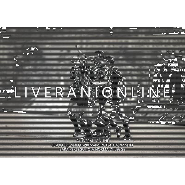 05-11-1986 MILANO SEDICESIMI DI COPPA UEFA INTER LEGIA VARSAVIA 1-0 NELLA FOTO ABBRACCI GIOCATORI INTER AG ALDO LIVERANI SAS