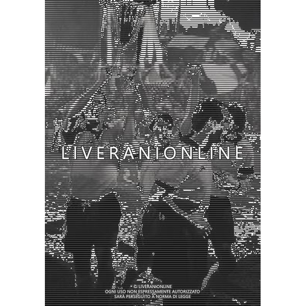 La finale della 24» edizione della Coppa delle Coppe UEFA  stata disputata il 16 maggio 1984 al St. Jakob Stadium di Basilea tra Juventus e Porto NELLA FOTO I GIOCATORI DELLA JUVENTUS FESTEGGIANO LA VITTORIA DELLA COPPA DELLE COPPE AG ALDO LIVERANI SAS