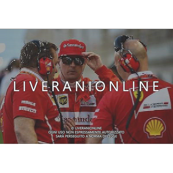 Kimi Raikkonen (FIN) Ferrari with Dave Greenwood (GBR) Ferrari Race Engineer (Left) and Mark Arnall (GBR) Personal Trainer on the grid. 16.04.2017. Formula 1 World Championship, Rd 3, Bahrain Grand Prix, Sakhir, Bahrain, Race Day. ONLY ITALY AG ALDO LIVERANI SAS