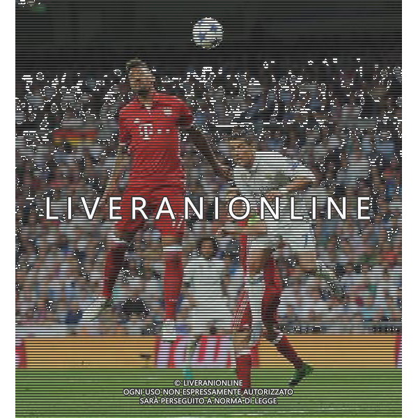 firo Fu§ball, Fussball, 18.04.2017 Uefa Champions League, CL Saison 2016/2017 Viertelfinale, RŸckspiel Real Madrid - FCB FC Bayern MŸnchen Muenchen 4:2 Kopfball Duell Kopfballduell, FCB JŽr™me Jerome Boateng, Real Cristiano Ronaldo $worldrights Es gelten unsere AGB, einsehbar auf www.firosportphoto.de copyright by firo sportphoto: Coesfelder Str.207 48249 DŸlmen www.firosportphoto.de mail@firosportphoto.de (V o l k s b a n k B o c h u m - W i t t e n ) IBAN DE68 4306 0129 0341 1171 00 Tel:Ê 02594 - 9916004 Fax:Ê02594 - 9916005 AG ALDO LIVERANI SAS ONLY ITALY