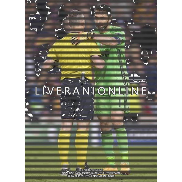 UEFA Champions League 2016/2017 Quarti di Finale Ritorno Barcellona (Spagna) - 19.04.2017 Barcellona-Juventus Nella Foto: stretta di mano gianluigi Buffon con arbitro Kuipers /Ag. Aldo Liverani