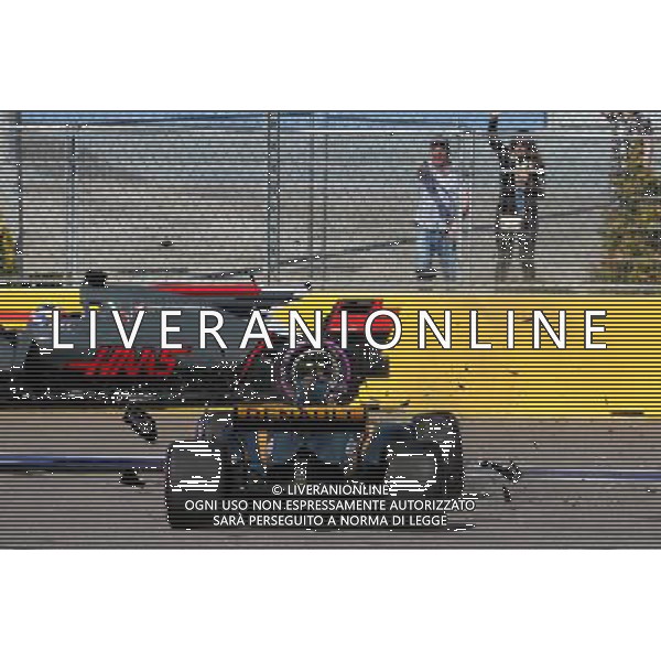 Jolyon Palmer (GBR) Renault Sport F1 Team RS17 and Romain Grosjean (FRA) Haas F1 Team VF-17 crash at the start of the race. 30.04.2017. Formula 1 World Championship, Rd 4, Russian Grand Prix, Sochi Autodrom, Sochi, Russia, Race Day. / AGENZIA ALDO LIVERANI SAS - ITALY ONLY EDITORIAL USE ONLY 