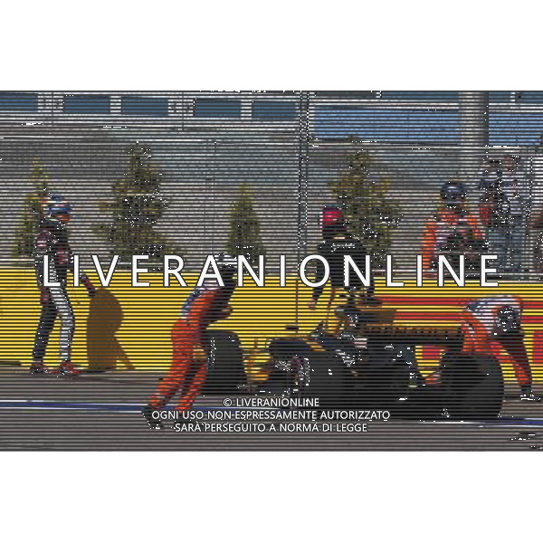 Jolyon Palmer (GBR) Renault Sport F1 Team RS17 and Romain Grosjean (FRA) Haas F1 Team crash at the start of the race. 30.04.2017. Formula 1 World Championship, Rd 4, Russian Grand Prix, Sochi Autodrom, Sochi, Russia, Race Day. / AGENZIA ALDO LIVERANI SAS - ITALY ONLY EDITORIAL USE ONLY 