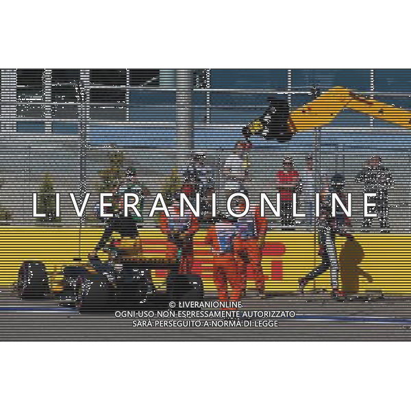 Jolyon Palmer (GBR) Renault Sport F1 Team RS17 and Romain Grosjean (FRA) Haas F1 Team crash at the start of the race. 30.04.2017. Formula 1 World Championship, Rd 4, Russian Grand Prix, Sochi Autodrom, Sochi, Russia, Race Day. / AGENZIA ALDO LIVERANI SAS - ITALY ONLY EDITORIAL USE ONLY 