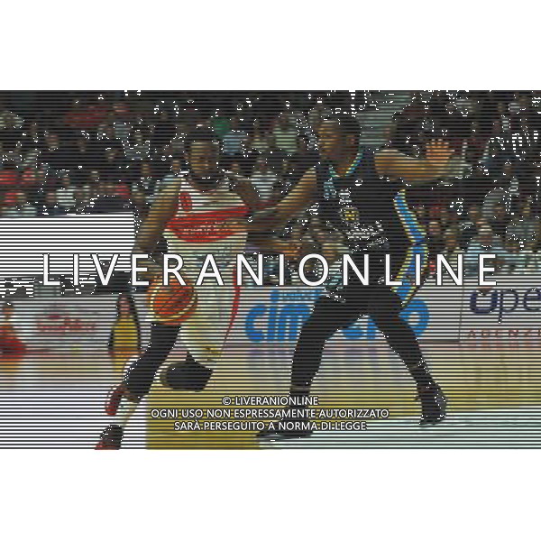 VARESE,BASKET,PALA2A,CAMPIONATO DI BASKET A1,OPENJOBMETIS VARESE VS VANOLI CREMONA 30-04-2017, NELLA FOTO: JOHNSON DOMINIQUE VS TURNER ELSTON Â©IEMMI / AGENZIA ALDO LIVERANI SAS