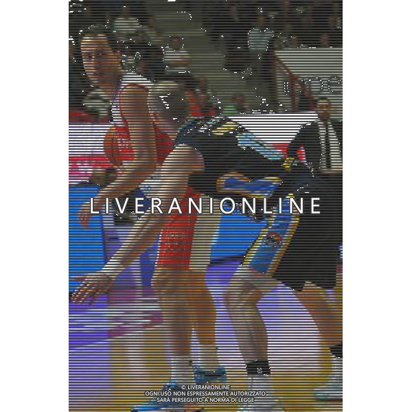 VARESE,BASKET,PALA2A,CAMPIONATO DI BASKET A1,OPENJOBMETIS VARESE VS VANOLI CREMONA 30-04-2017, NELLA FOTO: BULLERI MASSIMO VS CARLINO MATT Â©IEMMI / AGENZIA ALDO LIVERANI SAS