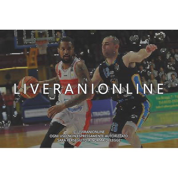 VARESE,BASKET,PALA2A,CAMPIONATO DI BASKET A1,OPENJOBMETIS VARESE VS VANOLI CREMONA 30-04-2017, NELLA FOTO: MAYNOR ERIC VS CARLINO MATT Â©IEMMI / AGENZIA ALDO LIVERANI SAS