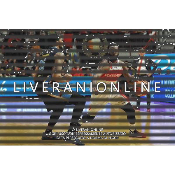 VARESE,BASKET,PALA2A,CAMPIONATO DI BASKET A1,OPENJOBMETIS VARESE VS VANOLI CREMONA 30-04-2017, NELLA FOTO: JOHNSON DOMINIQUE VS THOMAS TASHAWN Â©IEMMI / AGENZIA ALDO LIVERANI SAS