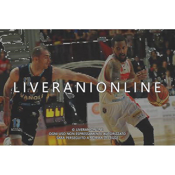 VARESE,BASKET,PALA2A,CAMPIONATO DI BASKET A1,OPENJOBMETIS VARESE VS VANOLI CREMONA 30-04-2017, NELLA FOTO: MAYNOR ERIC VS CARLINO MATT Â©IEMMI / AGENZIA ALDO LIVERANI SAS