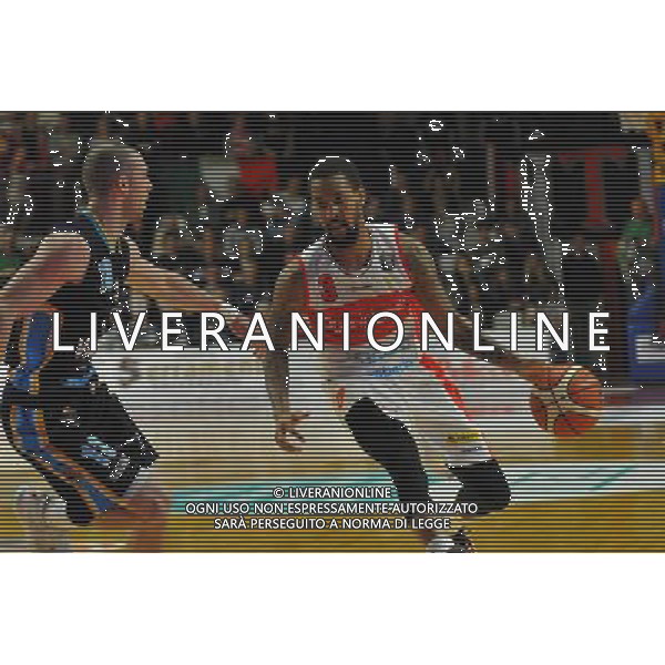 VARESE,BASKET,PALA2A,CAMPIONATO DI BASKET A1,OPENJOBMETIS VARESE VS VANOLI CREMONA 30-04-2017, NELLA FOTO: MAYNOR ERIC VS CARLINO MATT Â©IEMMI / AGENZIA ALDO LIVERANI SAS