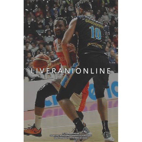 VARESE,BASKET,PALA2A,CAMPIONATO DI BASKET A1,OPENJOBMETIS VARESE VS VANOLI CREMONA 30-04-2017, NELLA FOTO: MAYNOR ERIC VS GASPARDO RAPHAEL Â©IEMMI / AGENZIA ALDO LIVERANI SAS
