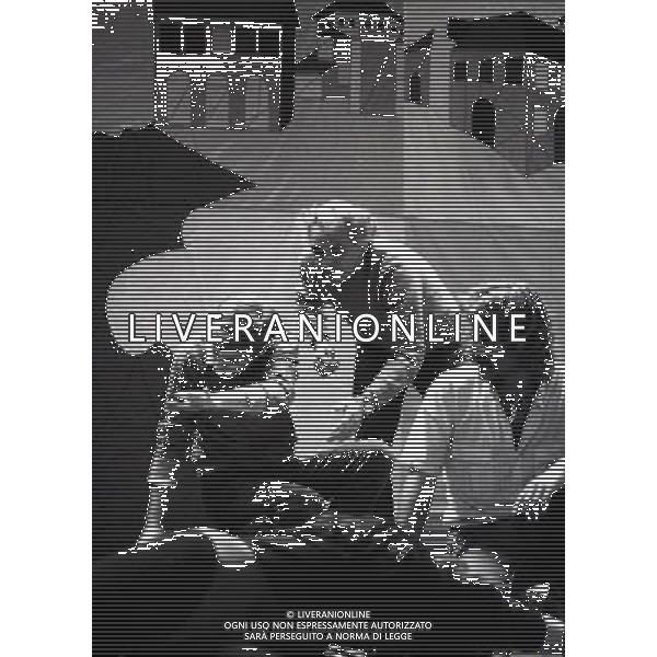 RETROSPETTIVA PIETRO VALPREDA  stato un anarchico, scrittore, poeta e ballerino italiano, noto per il suo coinvolgimento nel procedimento giudiziario per la strage di Piazza Fontana NELLA FOTO PIETRO VALPREDA IN UNO SPETTACOLO NEL 1985 AG ALDO LIVERANI SAS