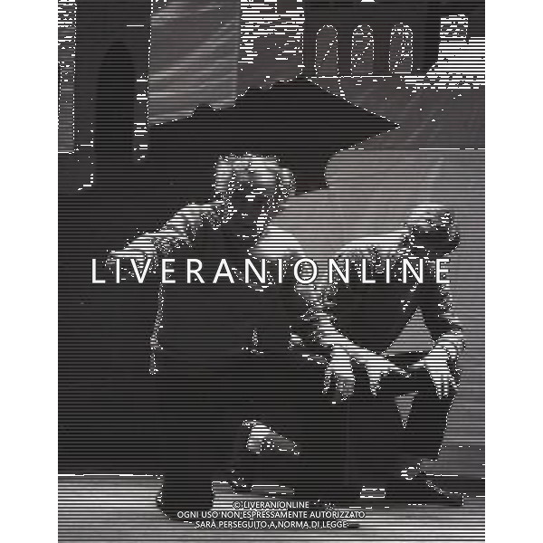RETROSPETTIVA PIETRO VALPREDA  stato un anarchico, scrittore, poeta e ballerino italiano, noto per il suo coinvolgimento nel procedimento giudiziario per la strage di Piazza Fontana NELLA FOTO PIETRO VALPREDA IN UNO SPETTACOLO NEL 1985 AG ALDO LIVERANI SAS