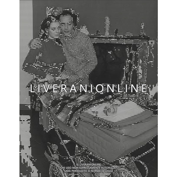 RETROSPETTIVA PIETRO VALPREDA  stato un anarchico, scrittore, poeta e ballerino italiano, noto per il suo coinvolgimento nel procedimento giudiziario per la strage di Piazza Fontana NELLA FOTO PIETRO VALPREDA CON LA MOGLIE E IL FIGLIO AG ALDO LIVERANI SAS