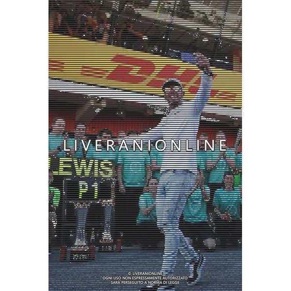 Race winner Lewis Hamilton (GBR) Mercedes AMG F1 celebrates with the team. 14.05.2017. Formula 1 World Championship, Rd 5, Spanish Grand Prix, Barcelona, Spain, Race Day. AG ALDO LIVERANI SAS ONLY ITALY