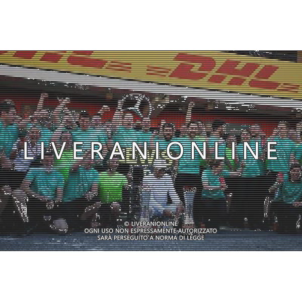 Race winner Lewis Hamilton (GBR) Mercedes AMG F1 celebrates with the team. 14.05.2017. Formula 1 World Championship, Rd 5, Spanish Grand Prix, Barcelona, Spain, Race Day. AG ALDO LIVERANI SAS ONLY ITALY