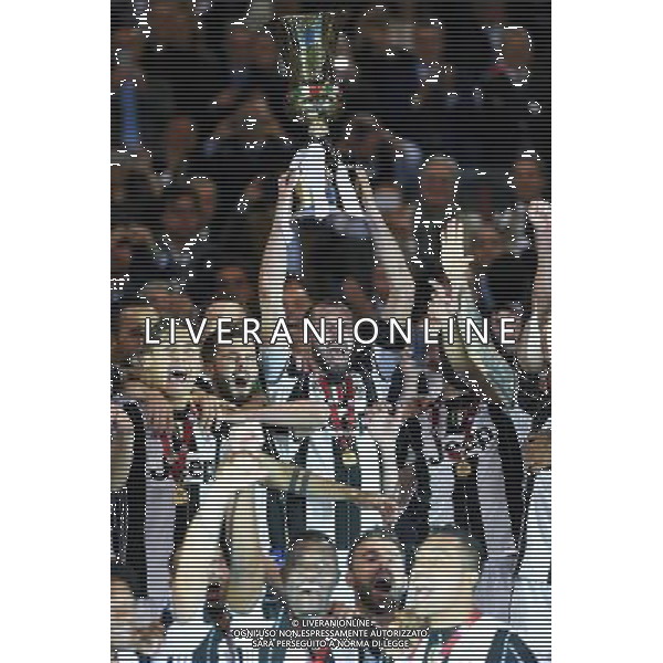 Coppa Italia TIM Cup 2016/2017 Finale Roma - 17.05.2017 Juventus-Lazio Nella Foto: esultanza di giorgio chiellini che alza la coppa /Ph.Vitez-Ag. Aldo Liverani