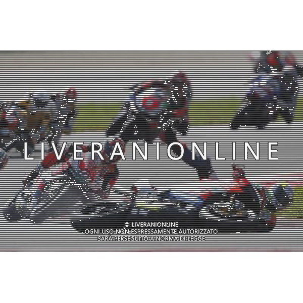 Misano - Campionato Italiano Velocitˆ Gara 2 21/05/2017 nella foto: Eddi La Marra scivola in curva davanti a Michele Pirro ©Claudio Zamagni/Agenzia Aldo Liverani