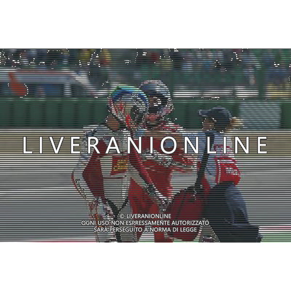 Misano Adriatico ( RN ) 06/09/09 Gran Premio Cinzano di San Marino e della Riviera di Rimini 2009 - Classe MOTOGP Nella foto: Nicky Hayden ( USA ) su Ducati mentre litiga con Alex De Angeli dopo l\'incidente ¬© Lauro Montagnini /AGENZIA ALDO LIVERANI SAS