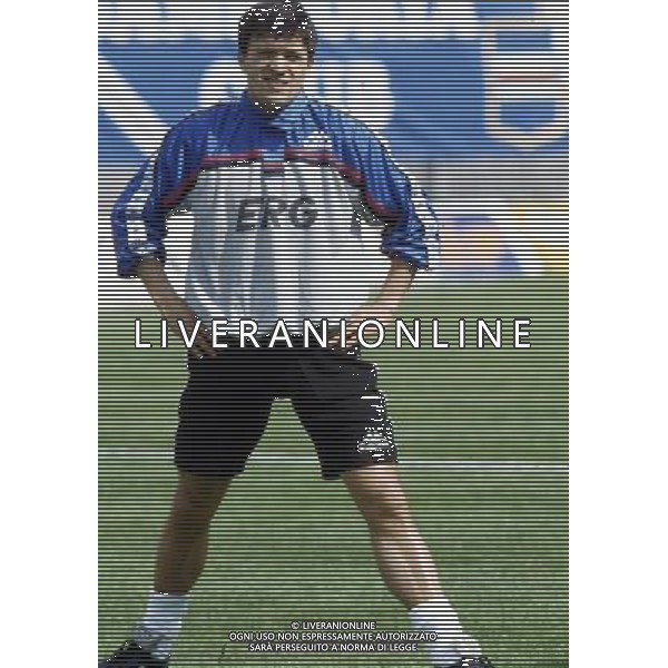 RETROSPETTIVA FAUSTO PARI CALCIATORE NELLA FOTO FAUSTO PARI CON LA MAGLIA DELLA SAMPDORIA AG ALDO LIVERANI SAS