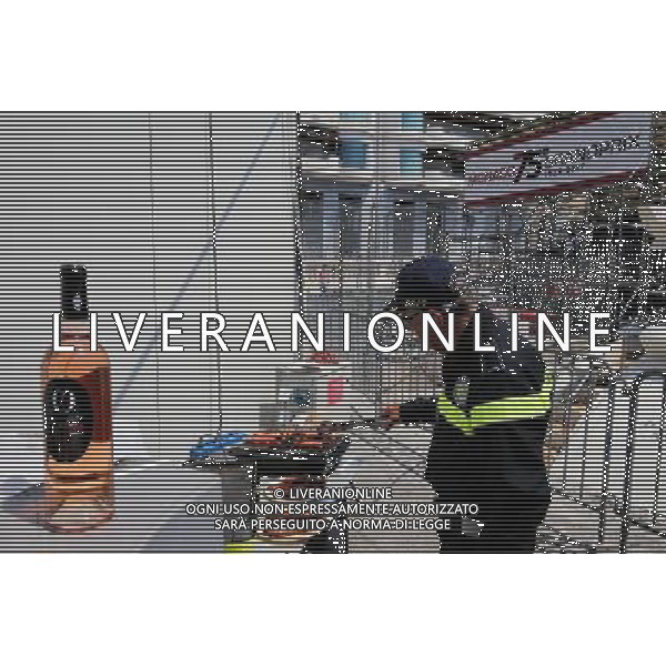 A marshal cooks lunch on the barbecue. 27.05.2017. Formula 1 World Championship, Rd 6, Monaco Grand Prix, Monte Carlo, Monaco, Qualifying Day. AG ALDO LIVERANI SAS ONLY ITALY