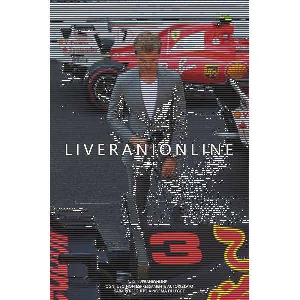 Nico Rosberg (GER) takes a look at the Red Bull Racing RB13 of third placed Daniel Ricciardo (AUS) Red Bull Racing in parc ferme. 28.05.2017. Formula 1 World Championship, Rd 6, Monaco Grand Prix, Monte Carlo, Monaco, Race Day. AG ALDO LIVERANI SAS ONLY ITALY