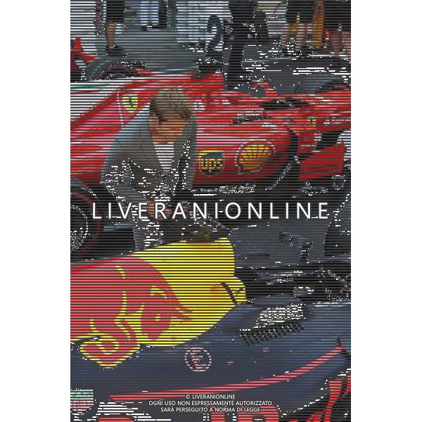 Nico Rosberg (GER) takes a look at the Red Bull Racing RB13 of third placed Daniel Ricciardo (AUS) Red Bull Racing in parc ferme. 28.05.2017. Formula 1 World Championship, Rd 6, Monaco Grand Prix, Monte Carlo, Monaco, Race Day. AG ALDO LIVERANI SAS ONLY ITALY