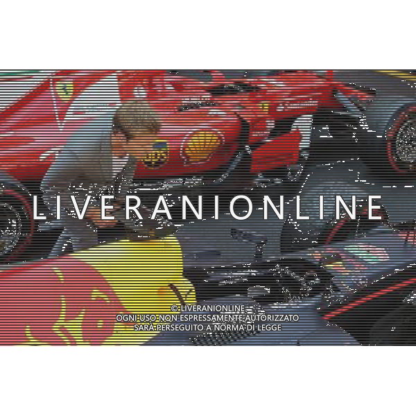 Nico Rosberg (GER) takes a look at the Red Bull Racing RB13 of third placed Daniel Ricciardo (AUS) Red Bull Racing in parc ferme. 28.05.2017. Formula 1 World Championship, Rd 6, Monaco Grand Prix, Monte Carlo, Monaco, Race Day. AG ALDO LIVERANI SAS ONLY ITALY