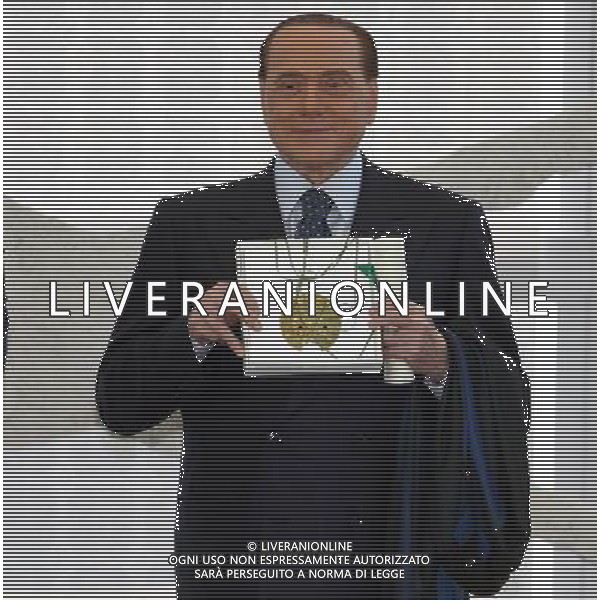 Milano ( MI ) 30/05/2017 Rosa Camuna a Berlusconi e Moratti Nella foto: Silvio Berlusconi con il premio Rosa Camuna PH Lauro Montagnini / AGENZIA ALDO LIVERANI SAS