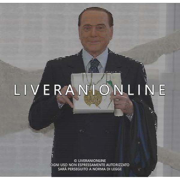 Milano ( MI ) 30/05/2017 Rosa Camuna a Berlusconi e Moratti Nella foto: Silvio Berlusconi con il premio Rosa Camuna PH Lauro Montagnini / AGENZIA ALDO LIVERANI SAS