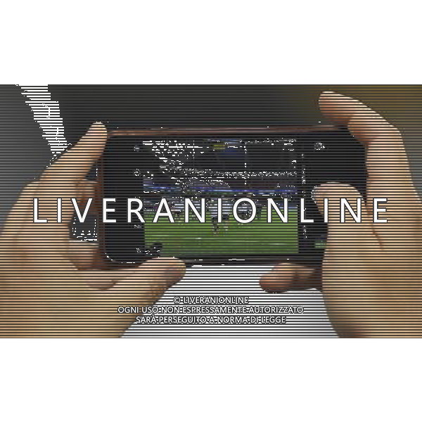 UEFA Champions League 2016/2017 Finale Cardiff (Galles) - 02.06.2017 Allenamento Juventus Real Madrid Nella Foto:tifosi seguono lâ€™allenamento con il telefonino /Ph.Vitez-Ag. Aldo Liverani