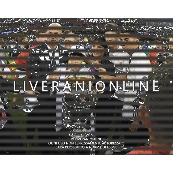 UEFA Champions League 2016/2017 Finale Cardiff (Galles) - 03.06.2017 Juventus-Real Madrid Nella Foto: zinedine zidane con la coppa e famiglia /Ph.Vitez-Ag. Aldo Liverani