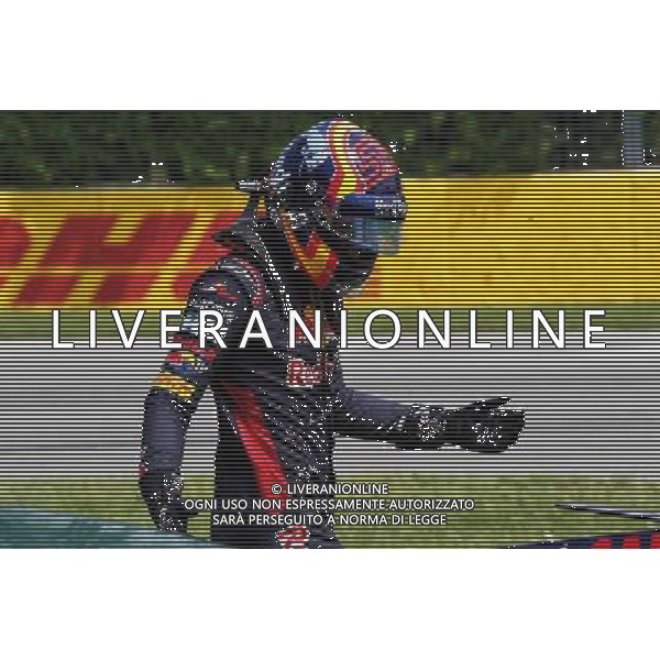 Carlos Sainz Jr (ESP) Scuderia Toro Rosso STR12 crashed out at the start of the race. 11.06.2017. Formula 1 World Championship, Rd 7, Canadian Grand Prix, Montreal, Canada, Race Day. / AGENZIA ALDO LIVERANI SAS - ITALY ONLY EDITORIAL USE ONLY