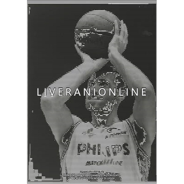 RETROSPETTIVA ANTONELLO RIVA BASKET NELLA FOTO ANTONELLO RIVA CON LA MAGLIA DELLA PHILIPS MILANO AG ALDO LIVERANI SAS