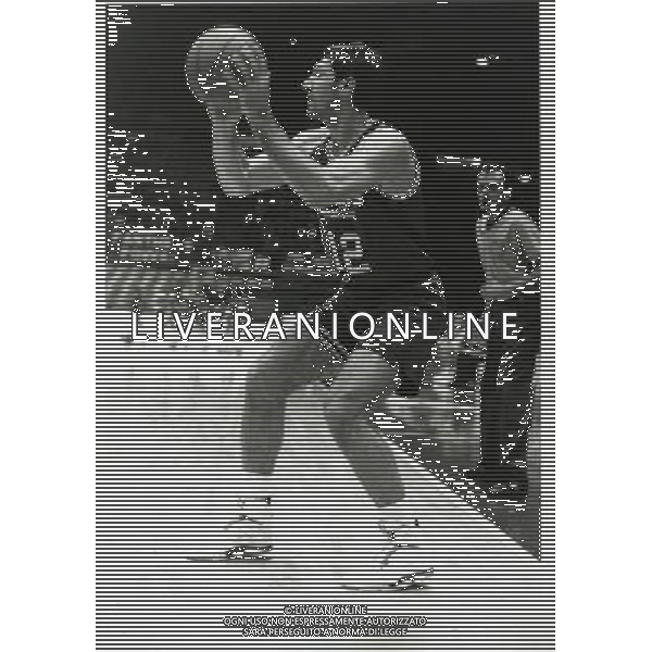 RETROSPETTIVA ANTONELLO RIVA BASKET NELLA FOTO ANTONELLO RIVA CON LA MAGLIA DELLA PHILIPS MILANO AG ALDO LIVERANI SAS