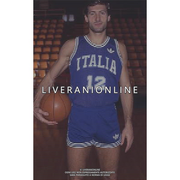 RETROSPETTIVA ANTONELLO RIVA BASKET NELLA FOTO ANTONELLO RIVA CON LA MAGLIA DELLA NAZIONALE ITALIANA AG ALDO LIVERANI SAS