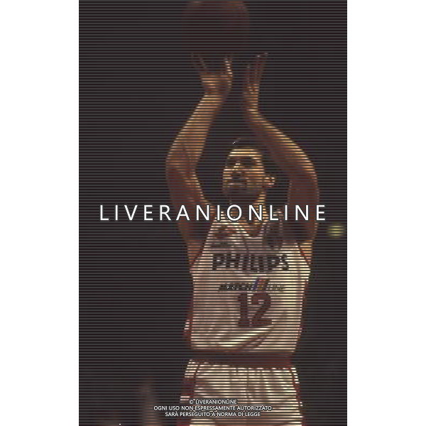 RETROSPETTIVA ANTONELLO RIVA BASKET NELLA FOTO ANTONELLO RIVA CON LA MAGLIA DELLA PHILIPS MILANO AG ALDO LIVERANI SAS