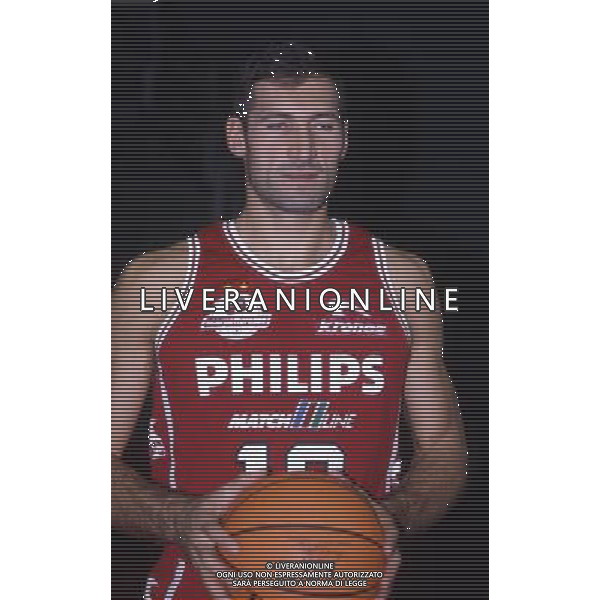 RETROSPETTIVA ANTONELLO RIVA BASKET NELLA FOTO ANTONELLO RIVA CON LA MAGLIA DELLA PHILIPS MILANO AG ALDO LIVERANI SAS