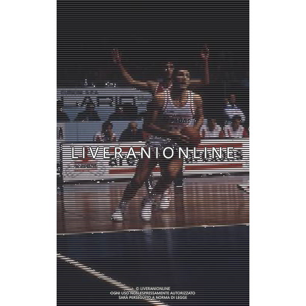RETROSPETTIVA ANTONELLO RIVA BASKET NELLA FOTO ANTONELLO RIVA CON LA MAGLIA DELLA AREXONS CANTU AG ALDO LIVERANI SAS