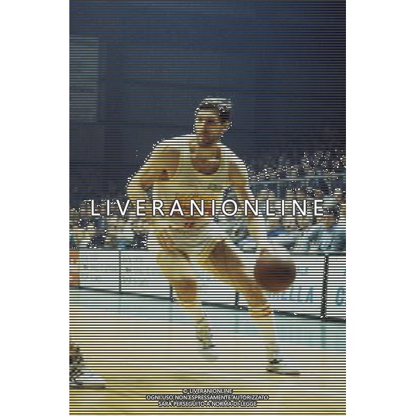 RETROSPETTIVA ANTONELLO RIVA BASKET NELLA FOTO ANTONELLO RIVA CON LA MAGLIA DELLA VISMARA CANTU AG ALDO LIVERANI SAS