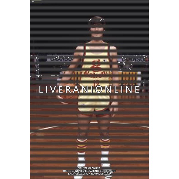 RETROSPETTIVA ANTONELLO RIVA BASKET NELLA FOTO ANTONELLO RIVA CON LA MAGLIA DELLA GABETTI CANTU AG ALDO LIVERANI SAS