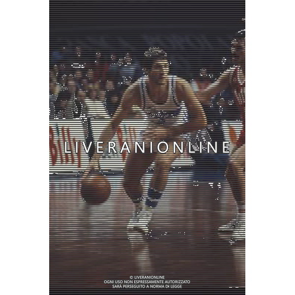 RETROSPETTIVA ANTONELLO RIVA BASKET NELLA FOTO ANTONELLO RIVA CON LA MAGLIA DELLA FORD CANTU AG ALDO LIVERANI SAS