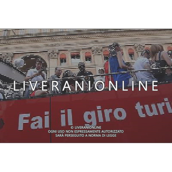 FESTA GIOCATORI VIRTUS IN PIAZZA MAGGIORE - Festeggiamenti con i tifosi all\'arrivo dei giocatori di basket della Virtus Pallacanestro Bologna con la coppa trofeo per la promozione in serie A - 20 giugno 2017 ©ARCHIVIO / AGENZIA ALDO LIVERANI SAS