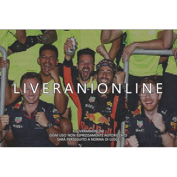 Race winner Daniel Ricciardo (AUS) Red Bull Racing celebrates with Christian Horner (GBR) Red Bull Racing Team Principal and the team. 25.06.2017. Formula 1 World Championship, Rd 8, Azerbaijan Grand Prix, Baku Street Circuit, Azerbaijan, Race Day. AG ALDO LIVERANI SAS ONLY ITALY