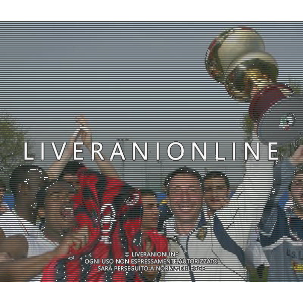 SETTIMO MILANESE 06/04/2005 FINALE DI RITORNO TROFEO TIM PRIMAVERA MILAN-LECCE NELLA FOTO: RIZZO ROBERTO CON LA COPPA FOTO BARATTINI ALEXANDRO/AG. ALDO LIVERANI