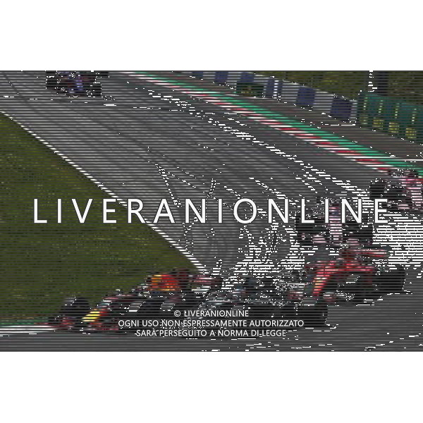 Daniel Ricciardo (AUS) Red Bull Racing RB13 and Romain Grosjean (FRA) Haas F1 Team VF-17 battle for position at the start of the race. 09.07.2017. Formula 1 World Championship, Rd 9, Austrian Grand Prix, Spielberg, Austria, Race Day. AG ALDO LIVERANI SAS ONLY ITALY