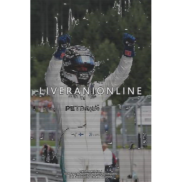 Race winner Valtteri Bottas (FIN) Mercedes AMG F1 celebrates in parc ferme. 09.07.2017. Formula 1 World Championship, Rd 9, Austrian Grand Prix, Spielberg, Austria, Race Day. AG ALDO LIVERANI SAS ONLY ITALY