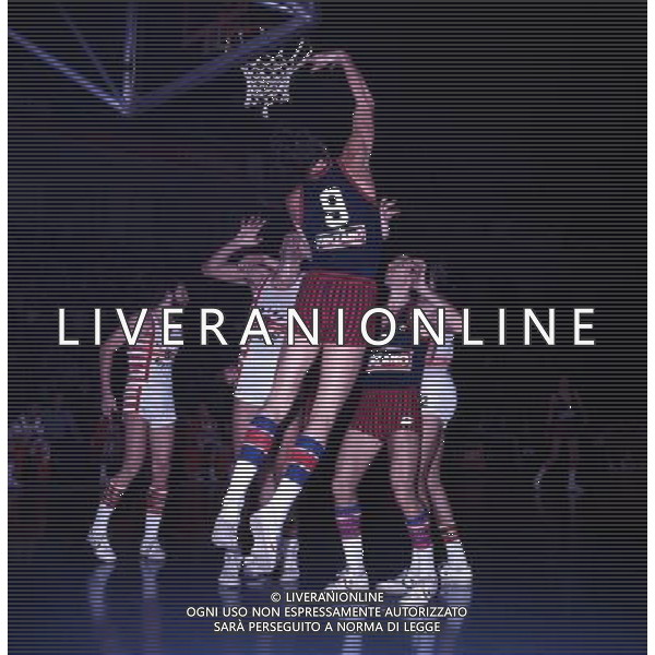 RETROSPETTIVA VITTORIO FERRACINI BASKET NELLA FOTO VITTORIO FERRACINI CON LA MAGLIA CINZANO AG ALDO LIVERANI SAS